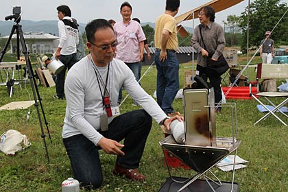 スノーピークの山井社長自ら「チャコールスターター火起師」で火起こしを手伝う