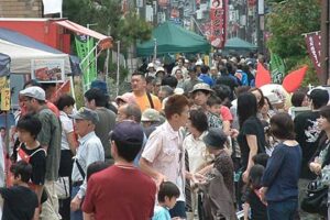 12日、三条市・本寺小路周辺で開かれた「~三条マルシェ~ごった市@ホコテン」