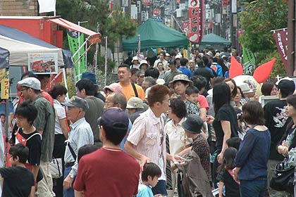 12日、三条市・本寺小路周辺で開かれた「～三条マルシェ～ごった市＠ホコテン」