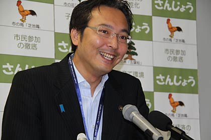 14日、定例記者会見を行う国定三条市長