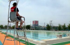 15日、今シーズンの利用を開始した三条市民プール屋外プール