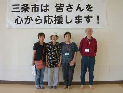 引っ越し前に「三条市は皆さんを心から応援します！」のメッセージの下で記念写真