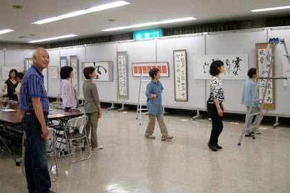 19日まで三条市中央公民館で開かれている三條蘭亭会第24回書道展、16日の作品展示作業のようす