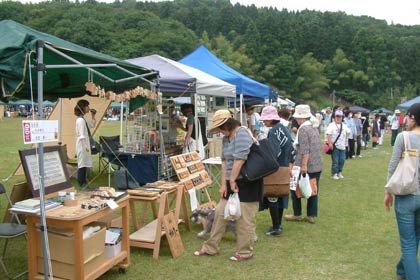 初日18日の「第4回三条クラフトフェア in 槻の森」のようす