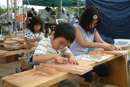 三条の刃物で工作する子どもたち