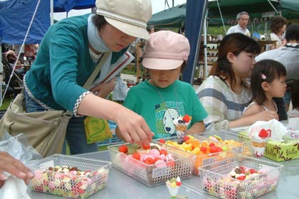 メニューのサンプル作りに挑戦する子どもたち