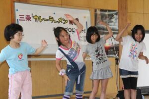 「三条『カレーラーメン体操』キッズプロジェクト！」が始動、小学生20人が参加して体操の案を出す