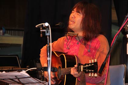 井上ともやすさんの熱唱