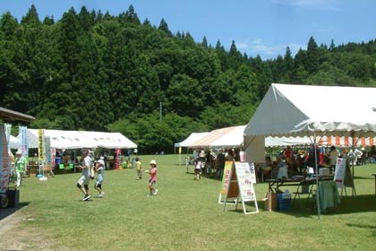 三条市矢田、しらさぎ森林公園で19日、「花菖蒲まつり」のオープニングイベント