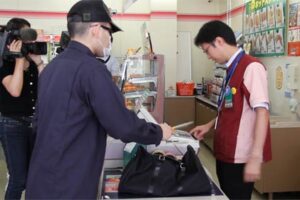 県内コンビニ店での強盗多発で燕署とセブン-イレブン・ジャパンが合同でコンビニ店対象の強盗の対処訓練を実施