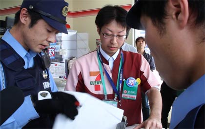 店員に犯人の特徴などを聞く燕署員