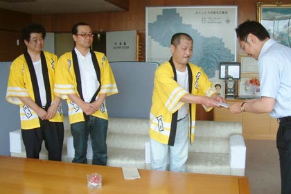 県央食品卸売センターが東日本大震災で三条市に避難している人たちのために役立ててほしいと三条市に10万円を寄付、左から同センターの田巻副会長、石川副会長、塩野谷会長、国定市長