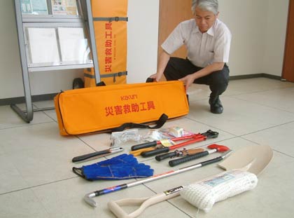 角利産業が三条市を通じて被災地に50セット寄付した震災被災地を想定した災害救助工具セット