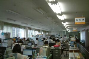 「ピークカット15%大作戦」の3回目のトライアルで三条市の三条庁舎は4列ある蛍光灯のうち、1列消灯を午後から3列消灯に