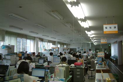 「ピークカット15％大作戦」の3回目のトライアルで三条市の三条庁舎は4列ある蛍光灯のうち、1列消灯を午後から3列消灯に