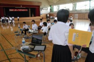 燕市立分水中学校で職業講話、15業種の21人による講話を1、2年生がひとり3業種ずつ聞く