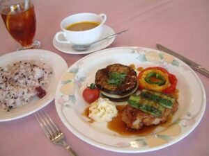 燕三条地場産業振興センター「レストラン メッセピア」が25、26の2日間、1日30食限定で販売する県央地域の夏野菜をたっぷり、燕産の高級カトラリーで味わう「地場産ランチ」