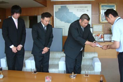 左から三条商工会議所青年部の渡辺委員長、佐藤俊光副会長、佐藤佳宏会長、それに国定市長