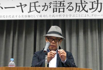 左から三条商工会議所青年部の渡辺委員長、佐藤俊光副会長、佐藤佳宏会長、それに国定市長
