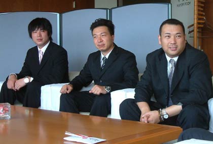 左から三条商工会議所青年部の渡辺委員長、佐藤俊光副会長、佐藤佳宏会長、それに国定市長