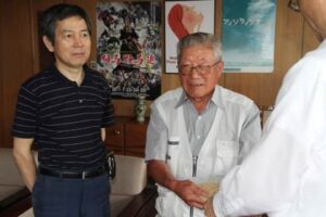 新潟県民謡協会県央支部が燕市に4万円近くを寄付、左が今大会の星野会計担当、隣りが富田支部長