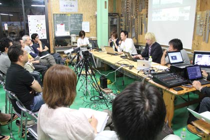 24日、燕市・武田金型製作所で開かれた「地方革命文化会議 Vol.2 ものづくりサミット」