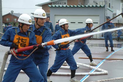 26日行われた燕市消防演習の消防団によるポンプ操法訓練