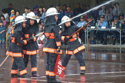 ちびっこ消防隊に任命された吉田南小4年生4人が放水披露