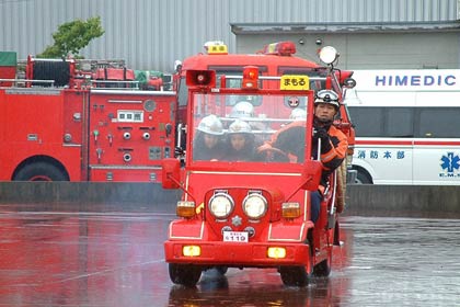 ミニ消防車「まもるくん」に乗って登場する「ちびっこ消防隊」