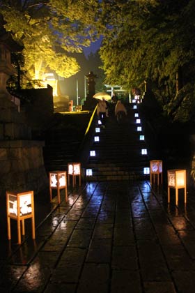 加茂市民体育館に続く通路にあかりが並ぶ