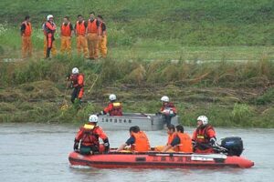 26日行われた三条市の水害対応総合防災訓練、五十嵐川で救助訓練