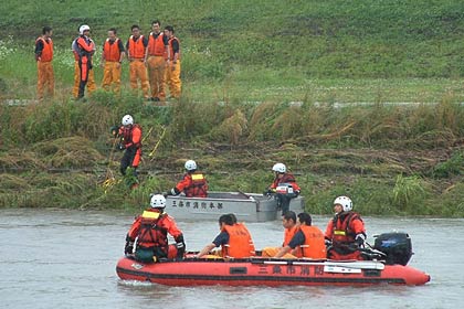 26日行われた三条市の水害対応総合防災訓練、五十嵐川で救助訓練