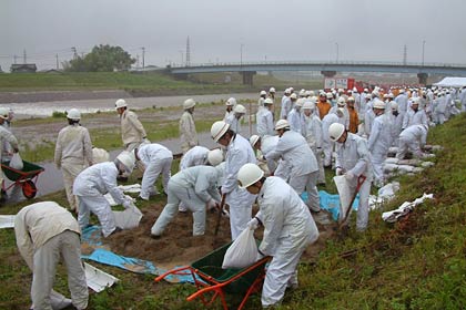 河川敷で土のう積み訓練