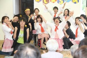 26日行われたNPO地域たすけあいネットワークの「かじまちの家感謝デー~東日本大震災チャリティーイベント~」、職員の「よさこい・フラ・サンバ部」によるAKBに大喝さい
