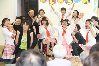 26日行われたNPO地域たすけあいネットワークの「かじまちの家感謝デー～東日本大震災チャリティーイベント～」、職員の「よさこい・フラ・サンバ部」によるAKBに大喝さい