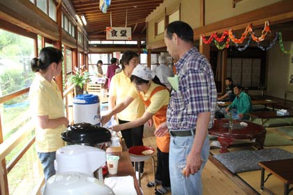 大勢でにぎわった臨時食堂