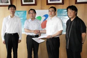左から鈴木市長、はばたけ燕実行委員長の細川燕商議所副会頭、制作会社アイエス・フィールドの島田社長、ナシモト監督