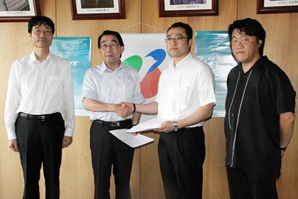 左から鈴木市長、はばたけ燕実行委員長の細川燕商議所副会頭、制作会社アイエス・フィールドの島田社長、ナシモト監督