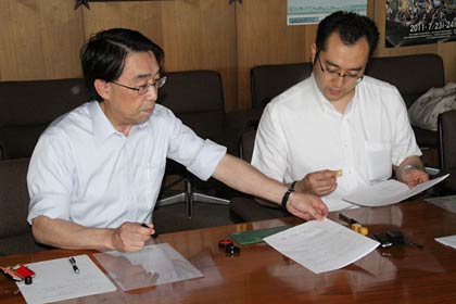 覚書を交わす細川実行委員長と島田社長