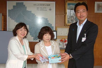 左から芳賀本成寺保育園園長、皆川きらきら保育園園長、国定市長