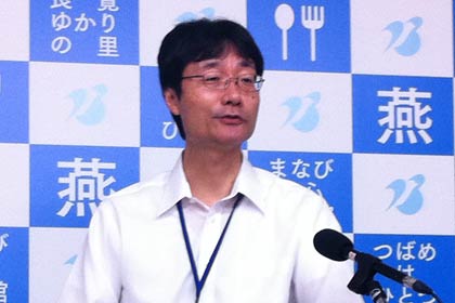 定例記者会見を行う鈴木燕市長