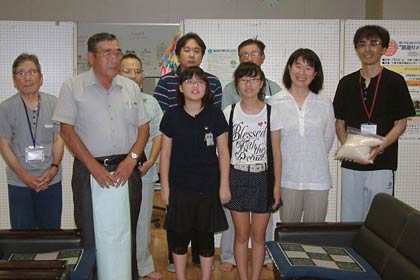 避難所の人たちと記念撮影、左から2人目が杉さん