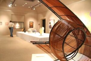 18日まで燕市産業史料館で現代工芸作品展、会員30人の作品を展示、日曜と祝日は作品解説会も
