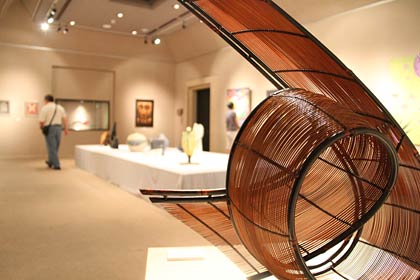  18日まで燕市産業史料館で開かれている現代工芸作品展