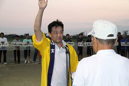 選手宣誓を行う新ポリネシアン鮫取り組合の高桑監督
