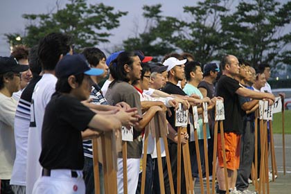 プラカードを先頭に整列する参加29チームの選手