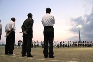 燕市体育協会主催第40回燕市民ナイターソフトボール大会の開会式、参加29チームによる熱戦が幕開き