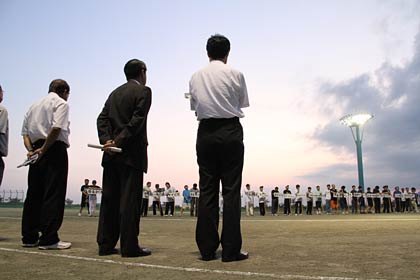 1日、スポーツランド燕で行われた第40回燕市民ナイターソフトボール大会の開会式