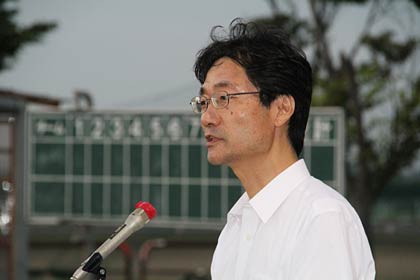 あいさつする鈴木市長