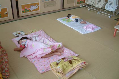 三条市の「企業の節電に伴う休日保育」の初日2日、唯一開所した月岡保育所が2人を保育